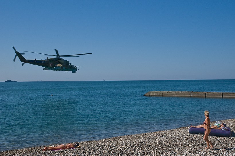 Вертолет над морем