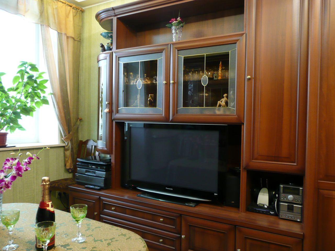 Стенка в гостиную в классическом стиле с нишей под телевизор